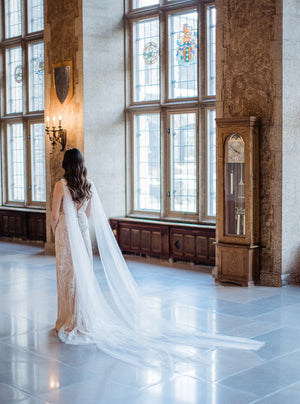 Detachable tulle wings.