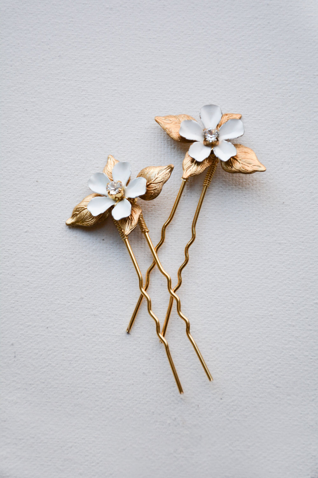 Floral hair pins in gold.