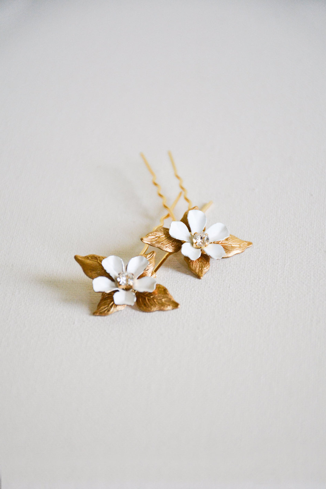 Floral hair pins in gold.