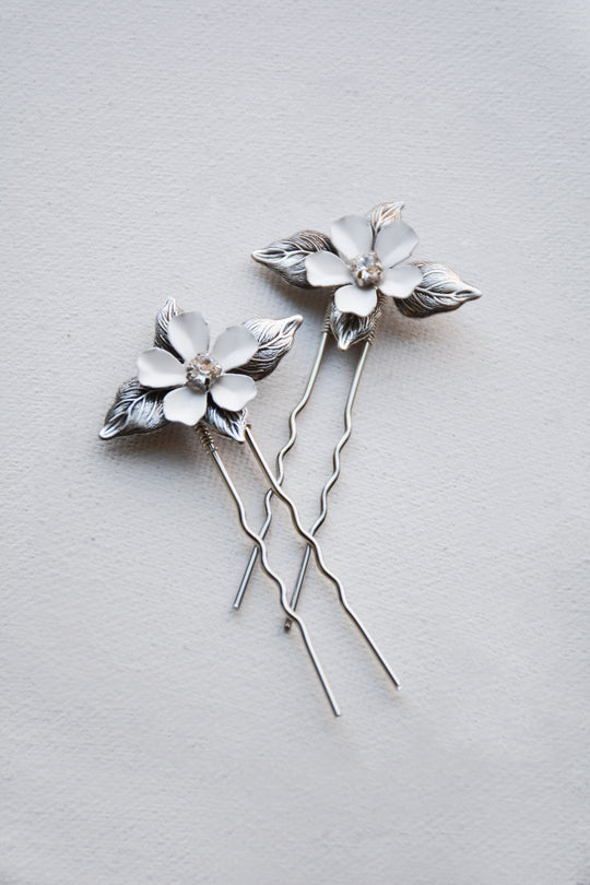 Floral hair pins in silver.
