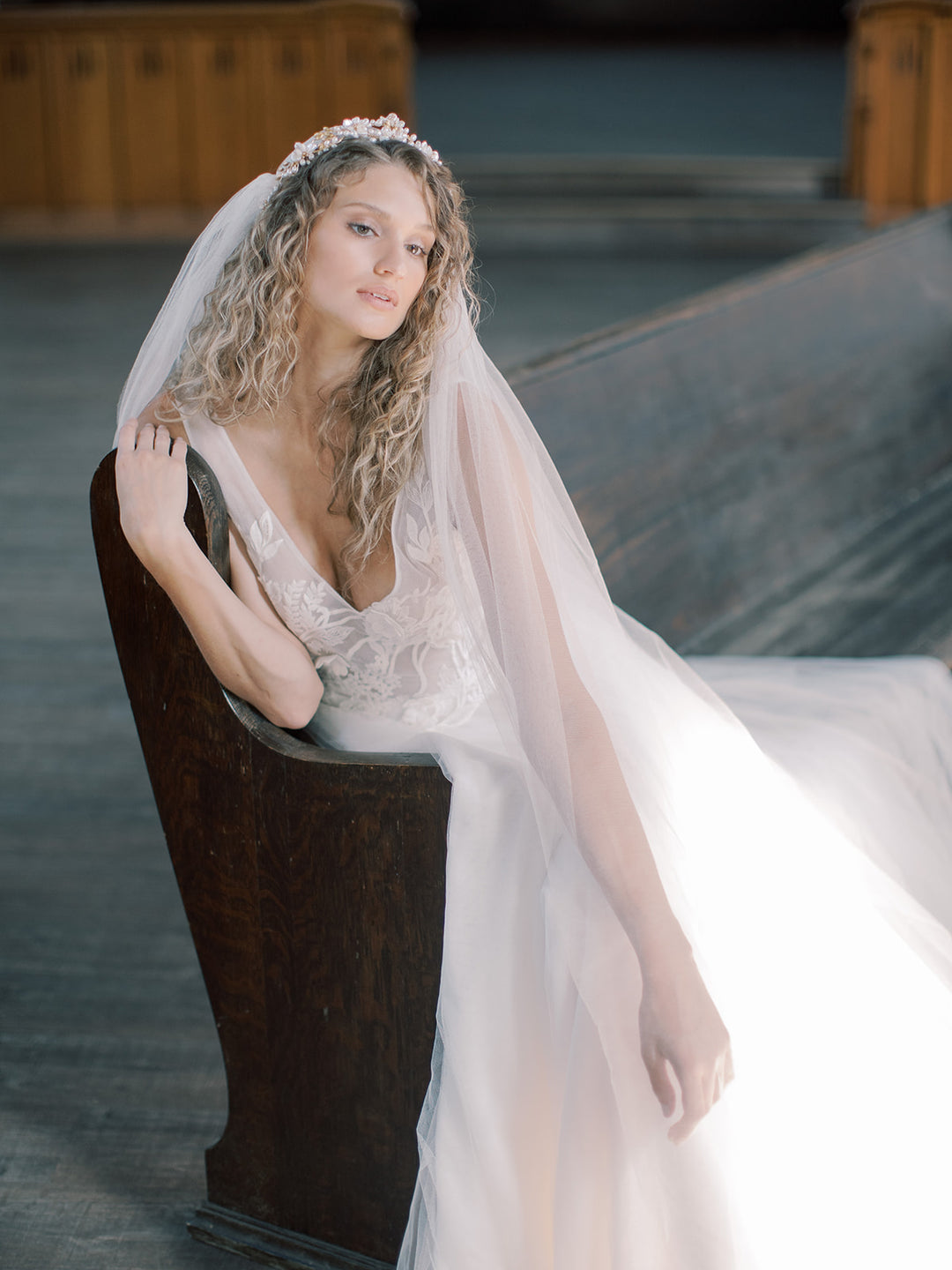 https://www.noononthemoon.com/cdn/shop/products/CHARLOTTE-silk-juliet-cap-veil-15.jpg?v=1676738505&width=1080