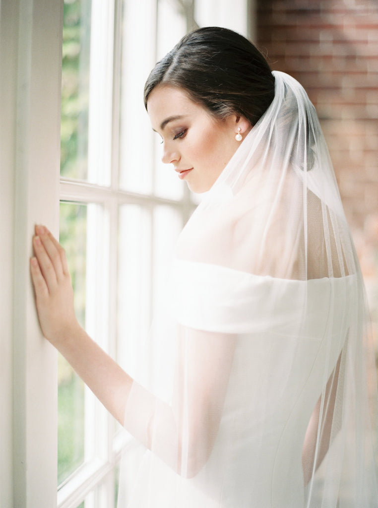 CLARA | Minimalist Wedding Veil – Noon on the Moon display picture 1