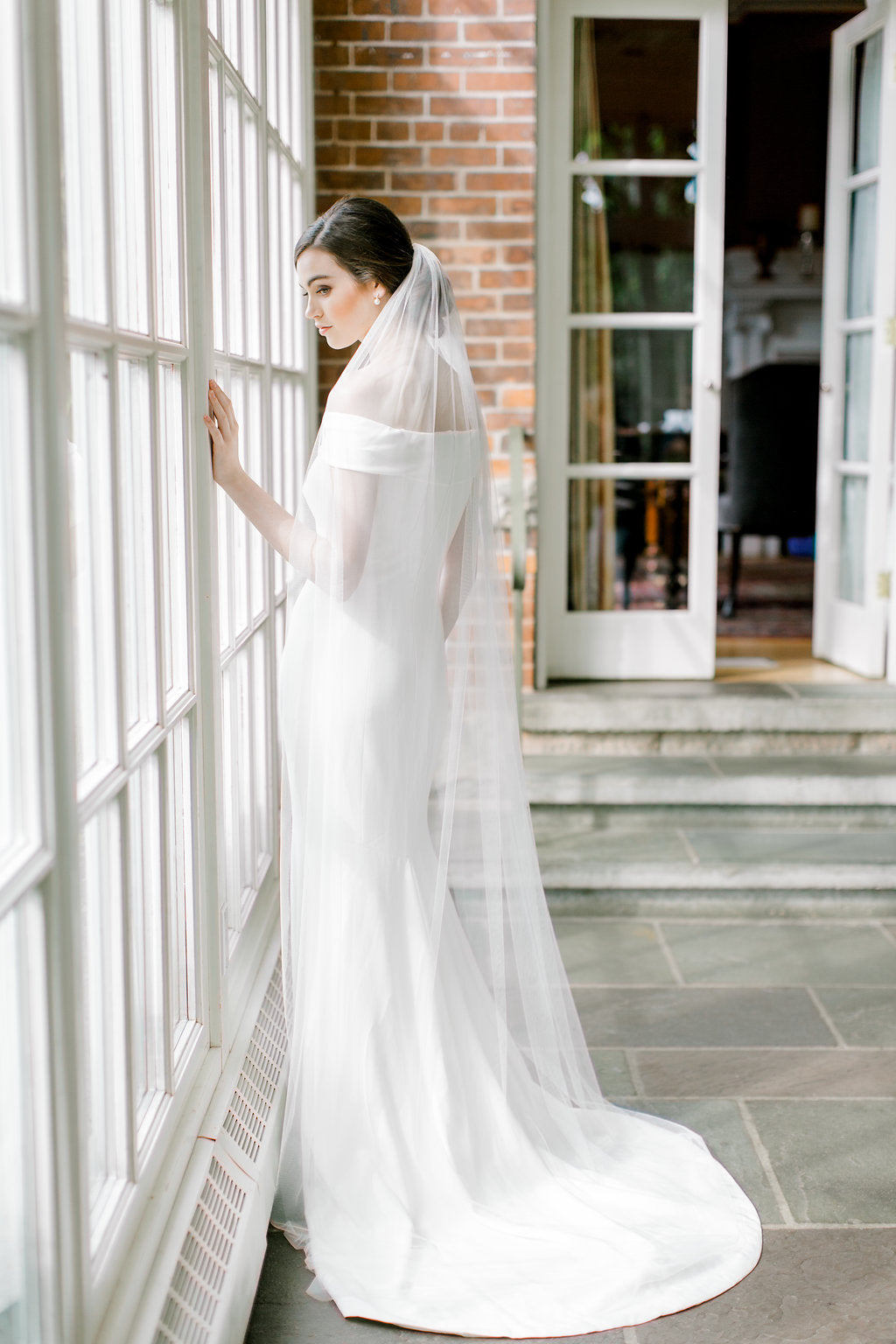 https://www.noononthemoon.com/cdn/shop/products/CLARA-minimalist-wedding-veil-5_1800x1800.jpg?v=1679291020