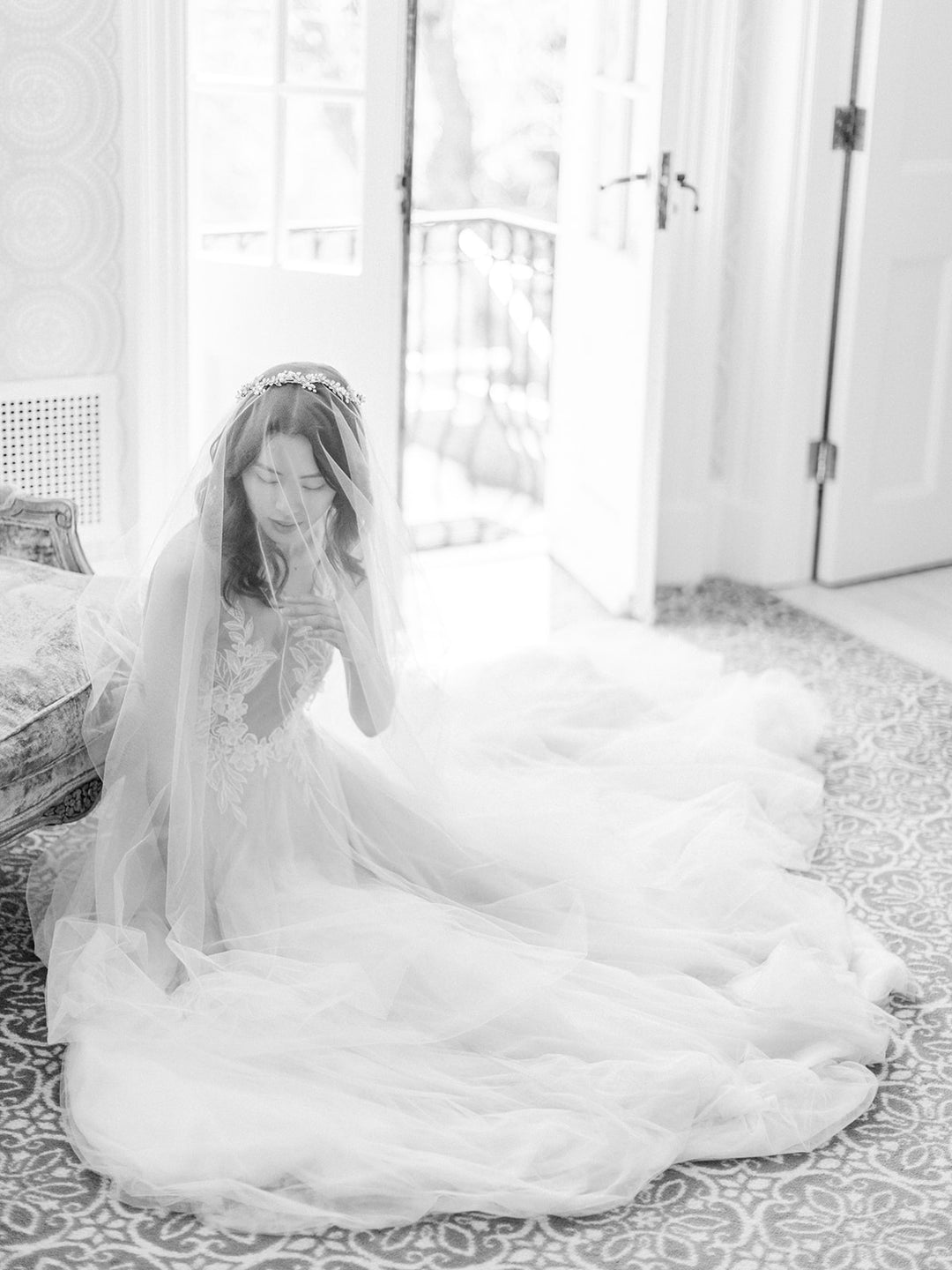 https://www.noononthemoon.com/cdn/shop/products/ELIZABETH-english-silk-tulle-wedding-veil-10.jpg?v=1675274658&width=1080