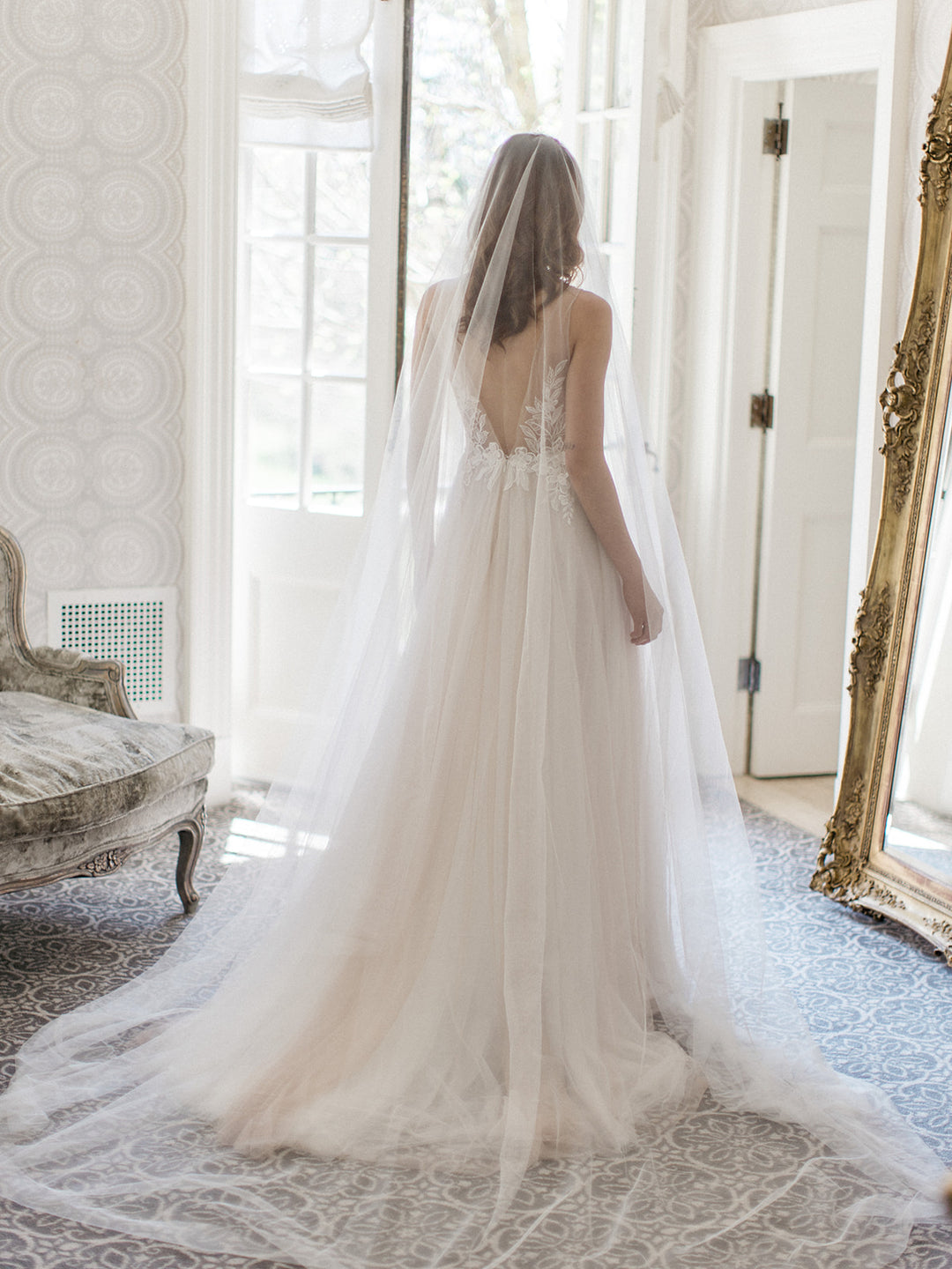 https://www.noononthemoon.com/cdn/shop/products/ELIZABETH-english-silk-tulle-wedding-veil-4.jpg?v=1675274658&width=1080