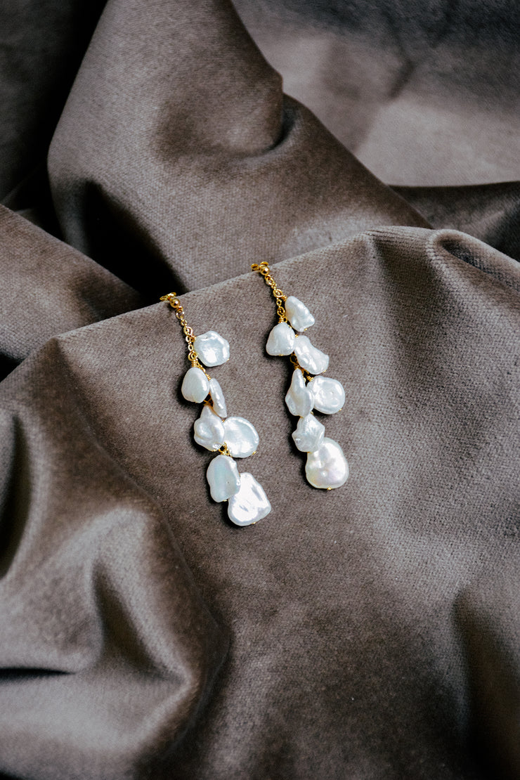 WISTERIA long pearl cluster earrings